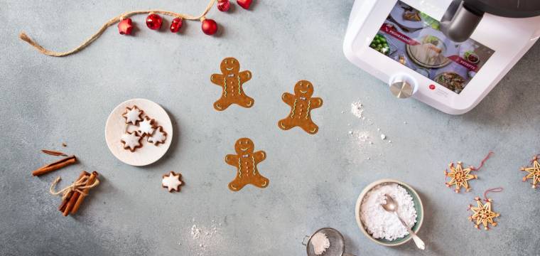 Der Monsieur Cuisine von oben fotografiert auf einer grauen Arbeitsplatte, daneben Plätzchen und weihnachtliche Deko