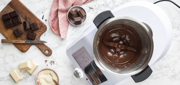 Der Monsieur Cuisine von oben fotografiert, im Topf geschmolzene Schokolade Der Monsieur Cuisine von oben fotografiert, im Topf geschmolzene Schokolade