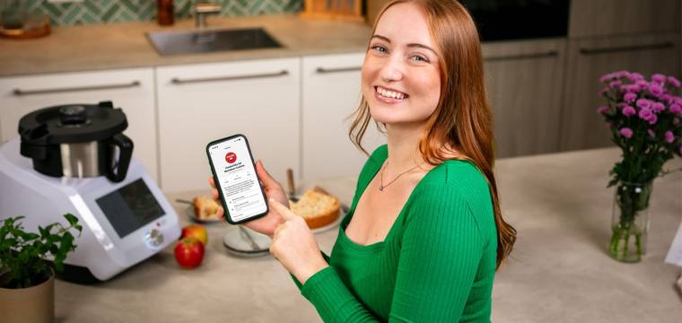 Isy von ZauberMix mit Smartphone in der Küche Isy von ZauberMix mit Smartphone in der Küche