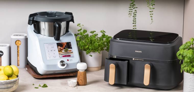 Monsieur Cuisine und Airfryer nebeneinander in einer Küche