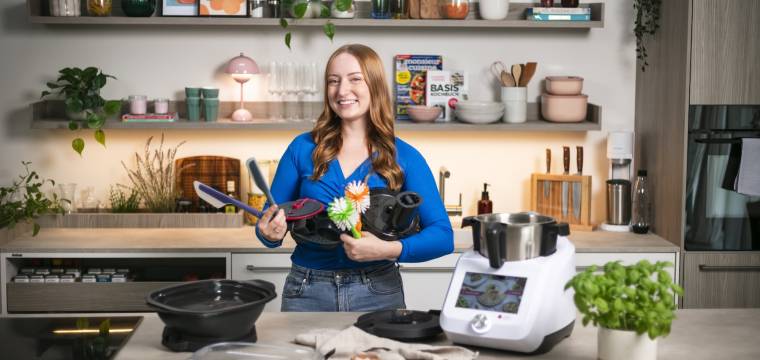 Isy in der ZauberMix Küche mit Monsieur Cuisine und einigem Zubehör