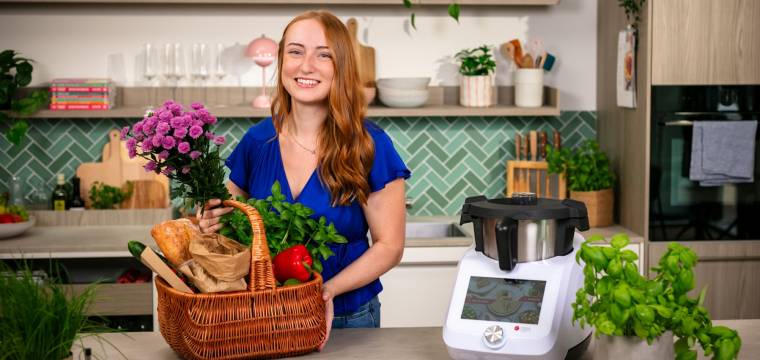 Isy von zaubermix Club mit einem Einkaufskorb voller Lebensmittel Isy von zaubermix Club mit einem Einkaufskorb voller Lebensmittel