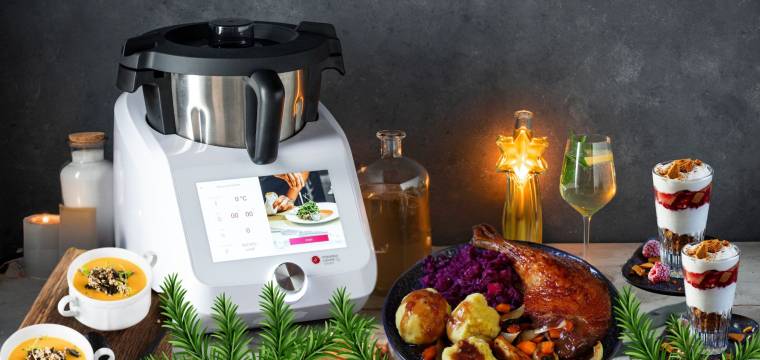 Der Monsieur Cuisine umgeben von festlichen Gerichten, Ente, Dessert, Suppe Der Monsieur Cuisine umgeben von festlichen Gerichten, Ente, Dessert, Suppe