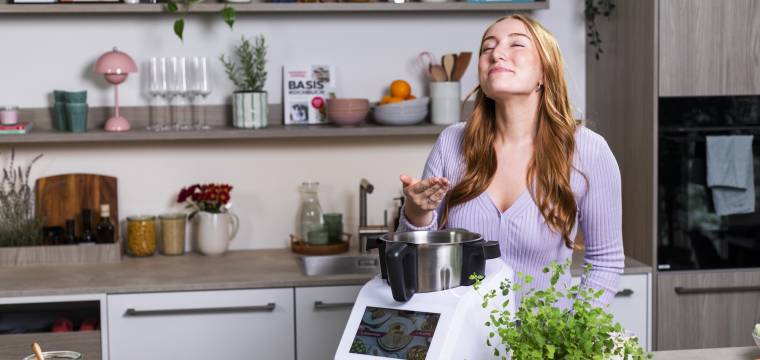 Junge Frau neben dem Monsieur Cuisine Junge Frau neben dem Monsieur Cuisine