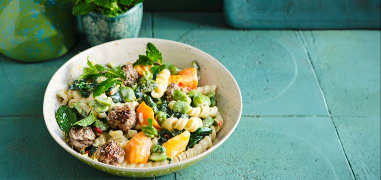 Nudelpfanne mit Hackbällchen Nudelpfanne mit Hackbällchen