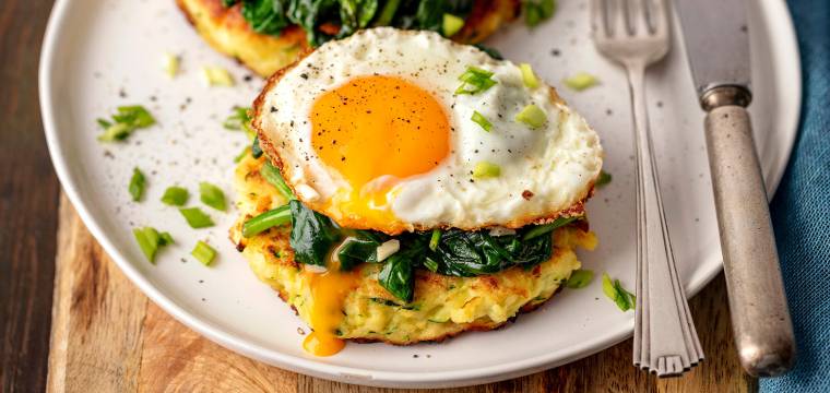 Ofen-Puffer mit Spinat und Spiegelei Ofen-Puffer mit Spinat und Spiegelei