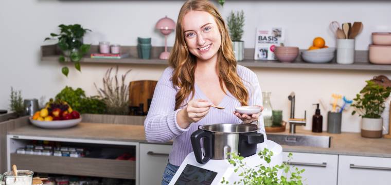 Junge Frau mit einem Monsieur Cuisine in einer Küche