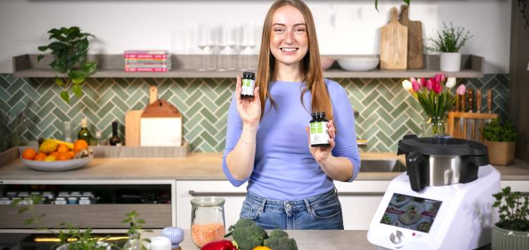 Junge Frau neben einem Monsieur Cuisine, mit Supplements von Nature Love