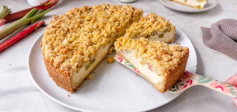 Rhabarber-Streuselkuchen mit Schmand