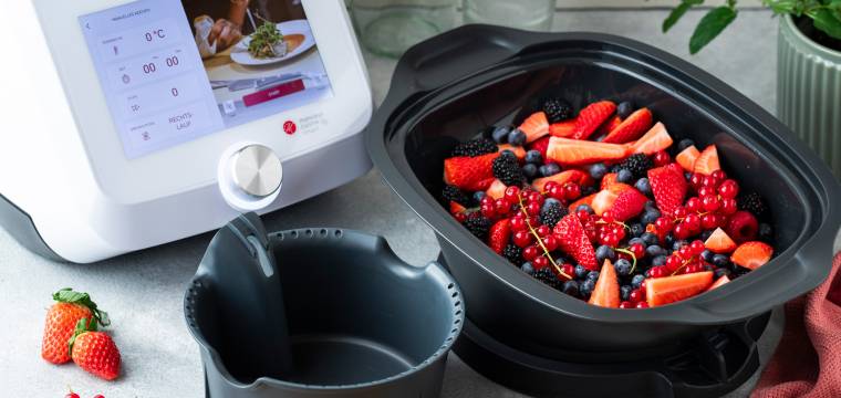 Simsafix® Einsatz für Monsieur Cuisine, daneben Dampfgaraufsatz mit viel Obst darin