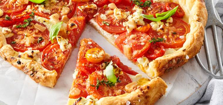 5-Zutaten-Blätterteig-Pizza mit Tomaten 5-Zutaten-Blätterteig-Pizza mit Tomaten