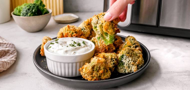 Brokkoli-Bites mit Frischkäse-Dip