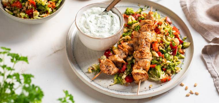 Hähnchenspieße mit Brokkolisalat und Kräuterquark