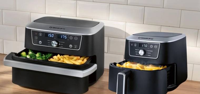 Zwei airfryer auf einer Arbeitsplatte Zwei airfryer auf einer Arbeitsplatte