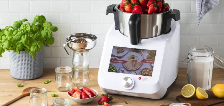 Der Monsieur Cuisine gefüllt mit Erdbeeren Der Monsieur Cuisine gefüllt mit Erdbeeren