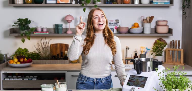 Junge Frau in einer Küche mit Monsieur Cuisine