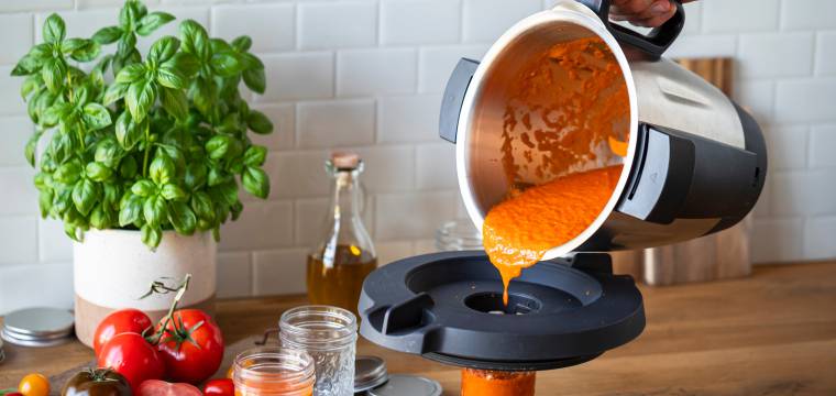 Tomatensoße mit frischen Tomaten auf Vorrat einkochen Tomatensoße mit frischen Tomaten auf Vorrat einkochen