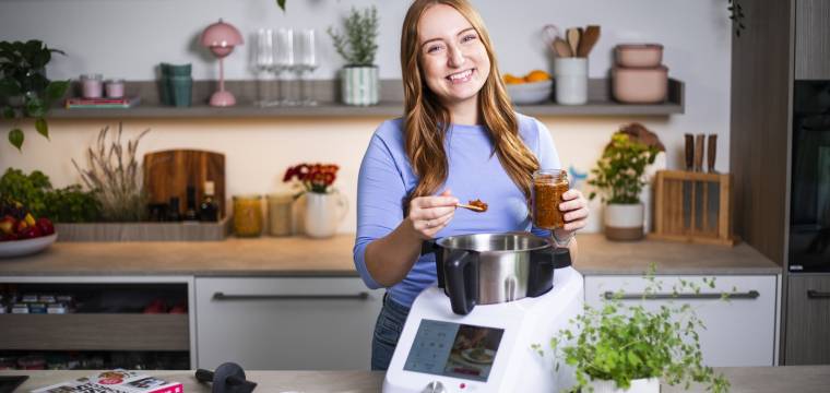 Junge Frau in einer Küche mit Monsieur Cuisine