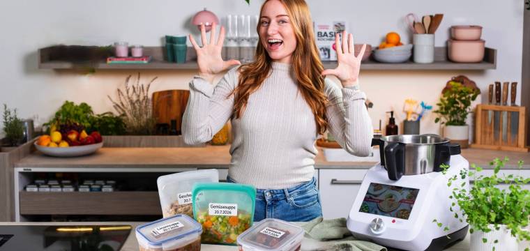 Junge Frau in einer Küche mit Monsieur Cuisine Junge Frau in einer Küche mit Monsieur Cuisine