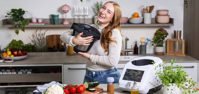 junge Frau umarmt den Topf vom Monsieur Cuisine junge Frau umarmt den Topf vom Monsieur Cuisine