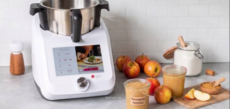 Monsieur Cuisine, daneben Äpfel und zwei Gläser mit Apfelmus Monsieur Cuisine, daneben Äpfel und zwei Gläser mit Apfelmus