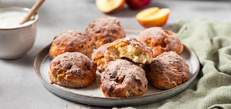 Apfelballen aus dem Airfryer auf rundem Teller