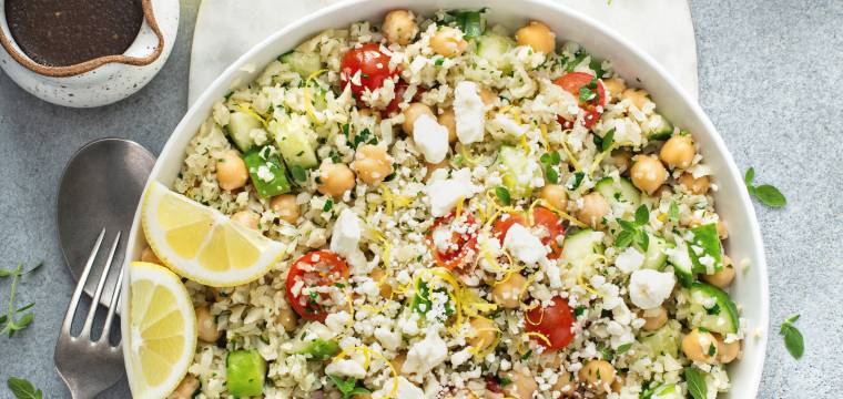 Blumenkohlsalat mit Kichererbsen & Feta Blumenkohlsalat mit Kichererbsen & Feta
