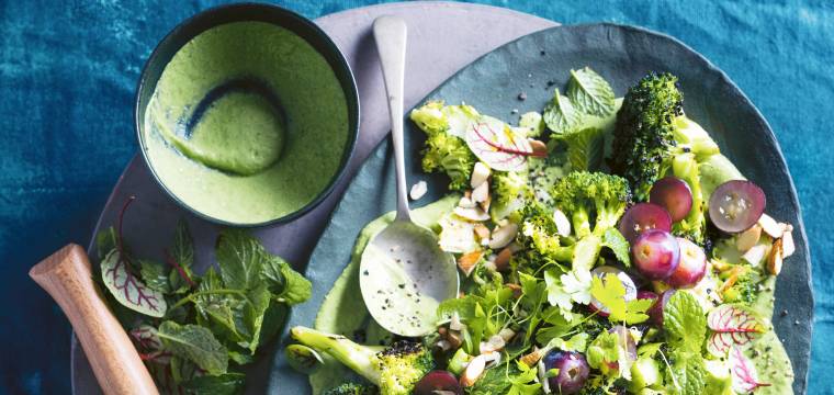 Brokkolisalat mit Trauben, Mandeln und grünem Dressing Brokkolisalat mit Trauben, Mandeln und grünem Dressing