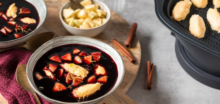 Fliederbeersuppe mit Grießklösen Fliederbeersuppe mit Grießklösen