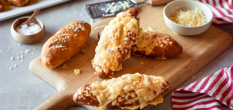 Käse-Laugen-Stangen wie vom Bäcker Käse-Laugen-Stangen wie vom Bäcker