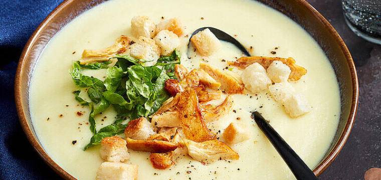 Helle Suppe mit Croutons Helle Suppe mit Croutons
