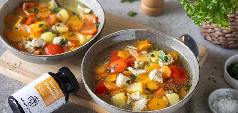 Zwei Teller mit Gemüsesuppe Zwei Teller mit Gemüsesuppe