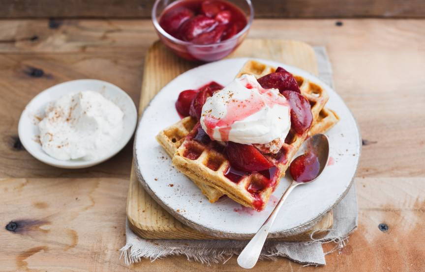Haferflockenwaffeln mit Pflaumenkompott im Monsieur Cuisine | ZauberMix