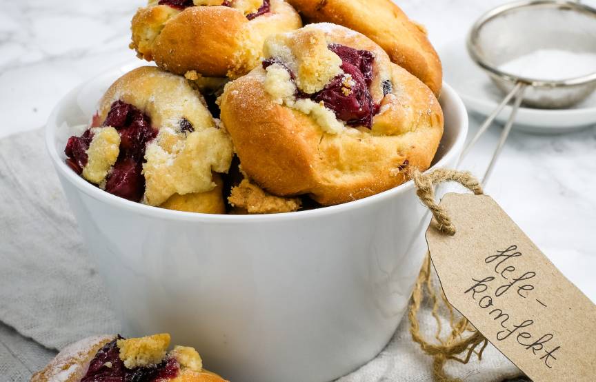 Hefe-Konfekt mit Kirschen backen mit dem Monsieur Cuisine | ZauberMix