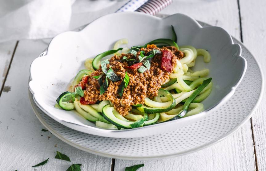 Low-Carb-Zoodles mit Bolognese im Monsieur Cuisine | ZauberMix