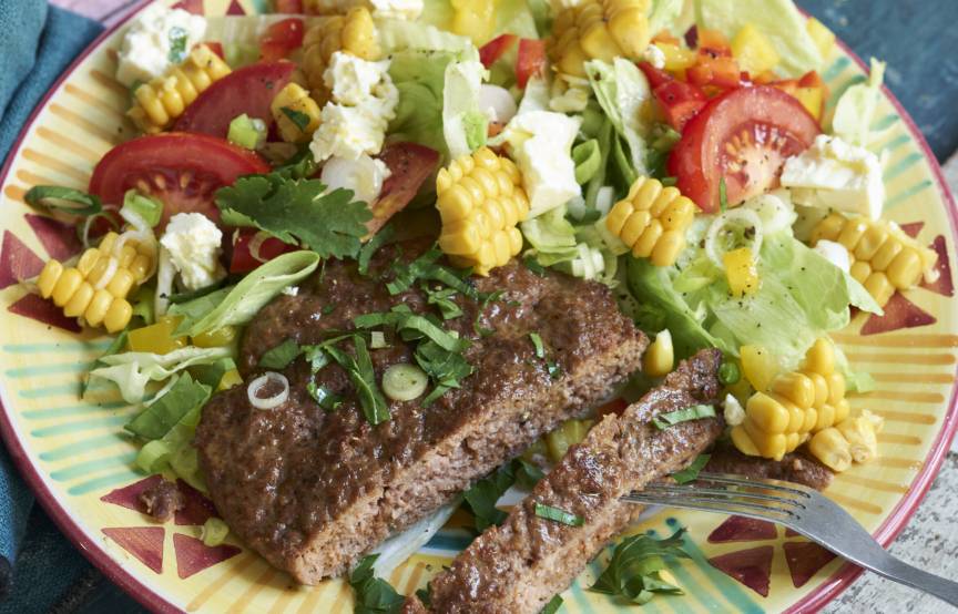 Einfache Hacksteaks mit Maissalat aus dem Monsieur Cuisine | ZauberMix