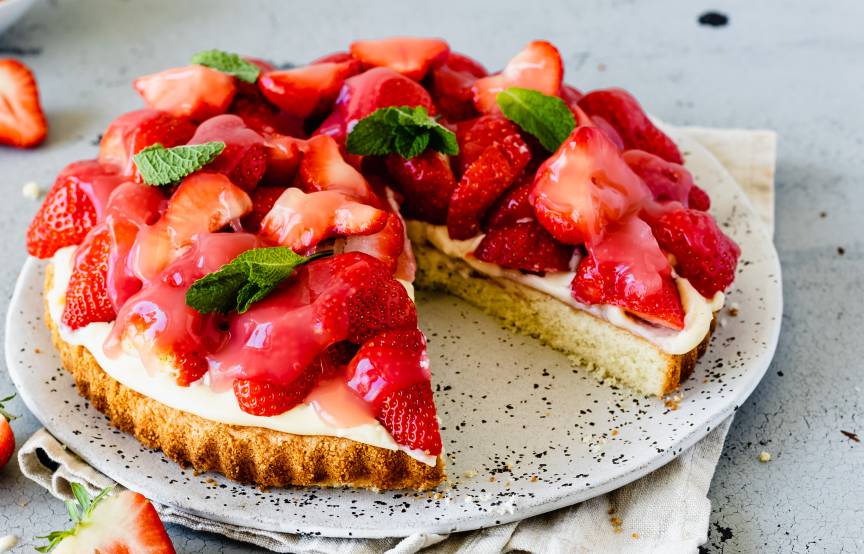 Einfacher Erdbeerkuchen mit Biskuitboden | ZauberMix