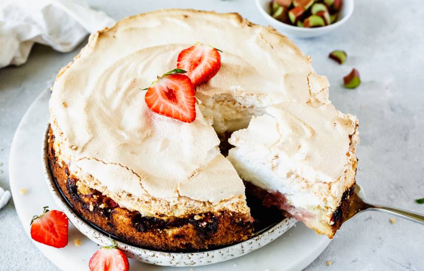 Erdbeer-Rhabarber-Kuchen mit Baiser | ZauberMix