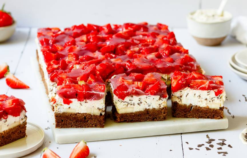 Erdbeer Stracciatella Bananen Torte vom Blech | ZauberMix