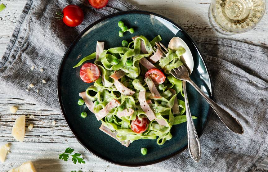 Tagliatelle in Käsesoße mit Schinken und Erbsen | ZauberMix Club Tagliatelle in Käsesoße mit Schinken und Erbsen | ZauberMix Club