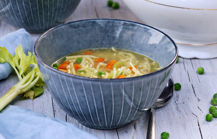 Klare Gemüsesuppe mit Nudeln | ZauberMix Club Klare Gemüsesuppe mit Nudeln | ZauberMix Club