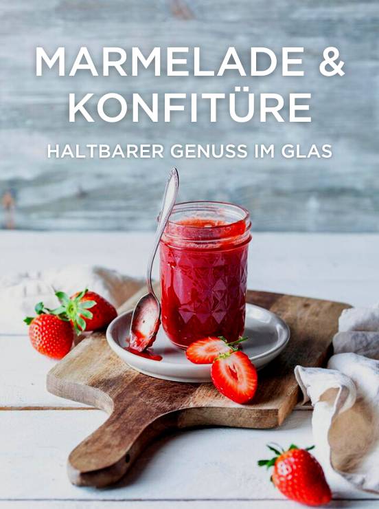 Rote Marmelade im Weckglas mit Erdbeeren auf Teller