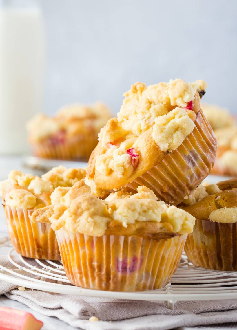 Saftige Rhabarbermuffins mit Streuseln | ZauberMix Saftige Rhabarbermuffins mit Streuseln | ZauberMix