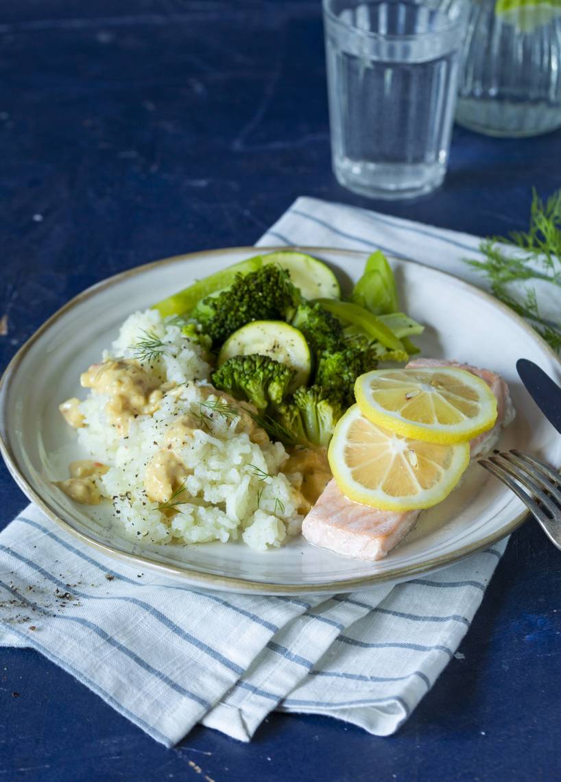 AiO: Gedämpfter Lachs in Honig-Chili-Senfsauce mit Jasminreis und Brokkoli, Zucchini, grüne Paprika
