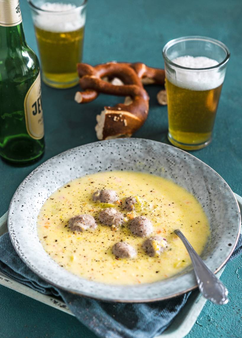 Bier-Cheddar-Suppe mit Fleischklößchen