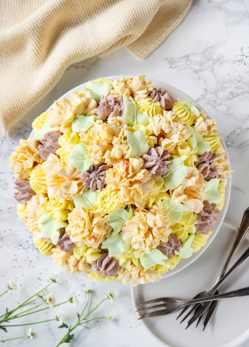 Blumen-Kuppeltorte mit Limetten-Mohn-Creme