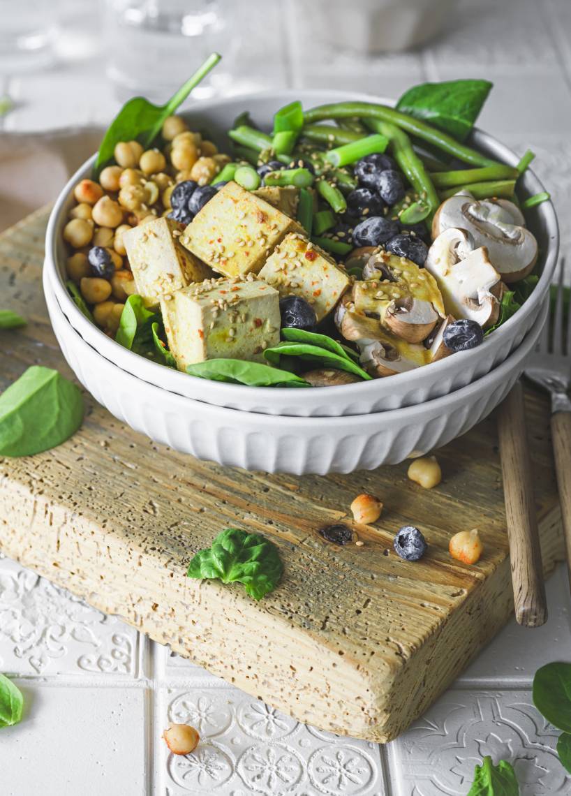Bowl mit Spinat und mariniertem Tofu