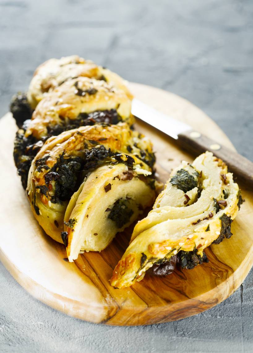 Brotzopf mit Oliven und Käse