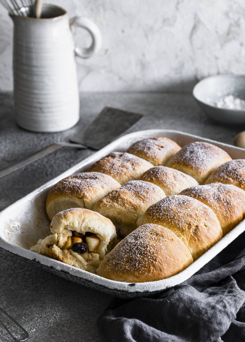 Buchteln mit Apfel-Zimt-Rosinen-Füllung
