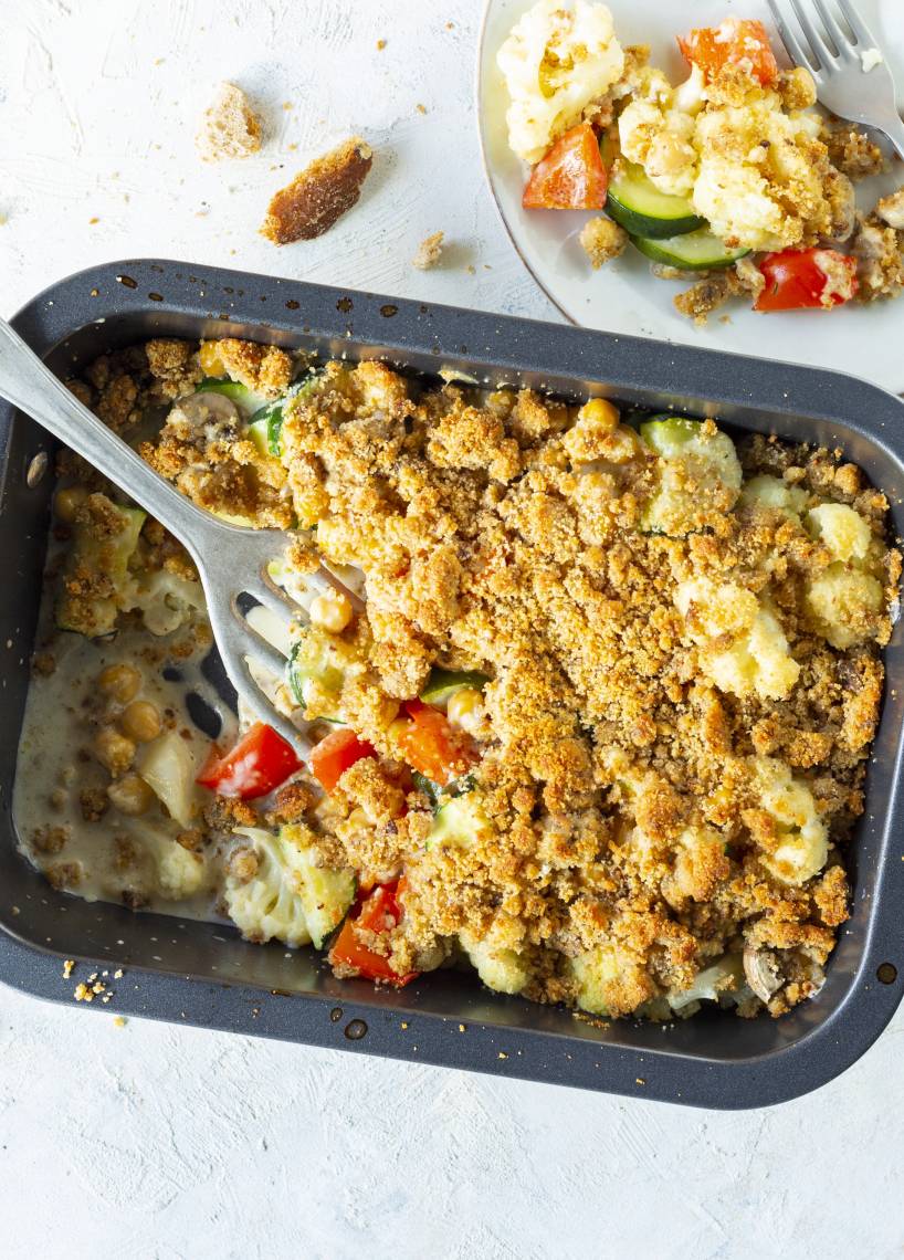 Buntes Gemüse mit Käse-Brot-Crumble